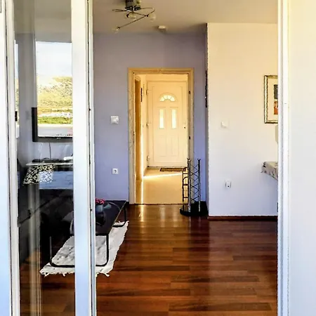 Sv. Jelena 1 Apartment *